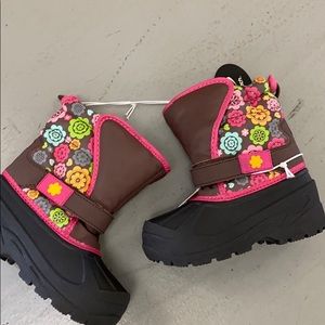 Brand New Athletech snowboots toddler 9 and 10